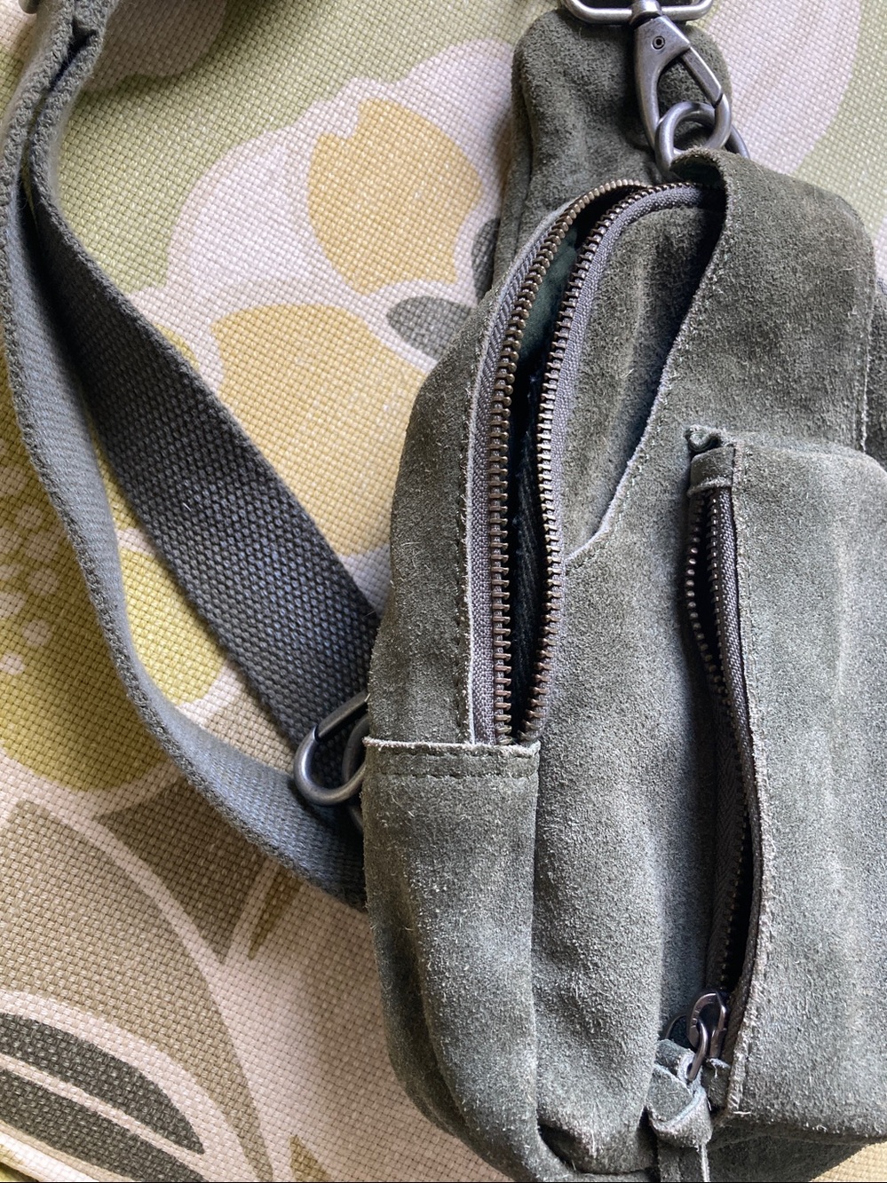 Free People Suede Hudson sling bag - Picture 4 of 4
